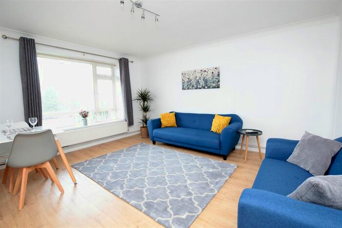 2 Bedroom Flat To Rent In Edgecote House, Amersham, High Wycombe, HP13