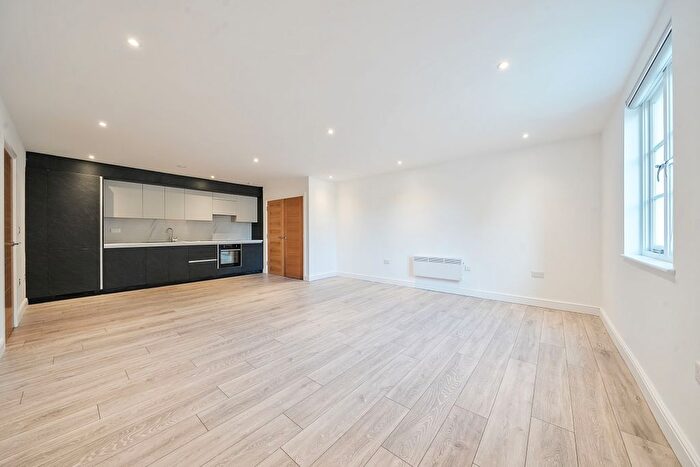 2 Bedroom Flat To Rent In Wray Park Road, Reigate, RH2