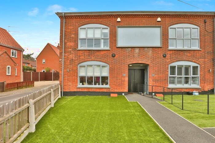 3 Bedroom Semi-Detached House For Sale In Vincent Court, Dereham, NR19