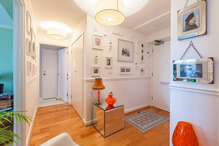 1 Bedroom Flat For Sale In Winterton House, Deancross Street, Shadwell, London, E1