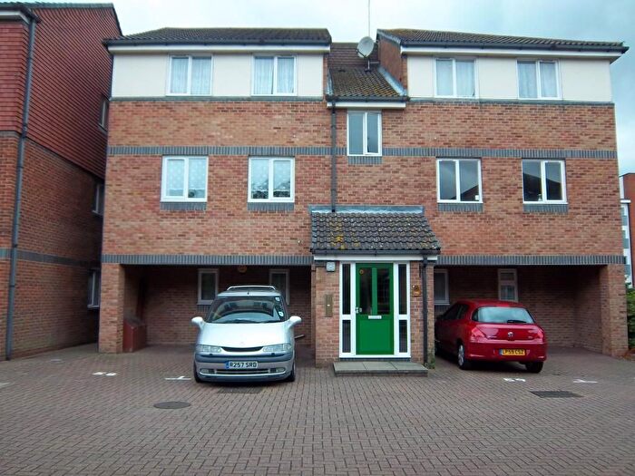 1 Bedroom Flat To Rent In Frensham Close, Southall, UB1