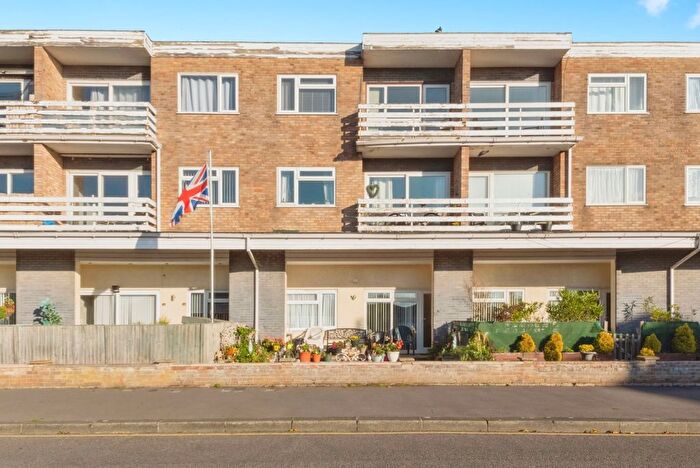 2 Bedroom Flat For Sale In Kings Avenue, Holland-On-Sea, Clacton-On-Sea, Essex, CO15