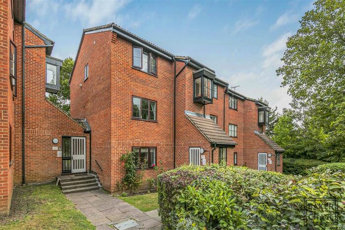 1 Bedroom Flat To Rent In Gladbeck Way, Enfield, EN2