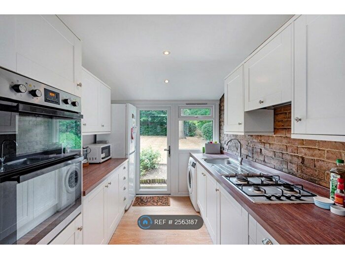 3 Bedroom Flat To Rent In Trinity Road, London, SW18