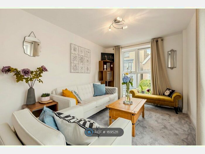 2 Bedroom Flat To Rent In Langham Court, London, SE25