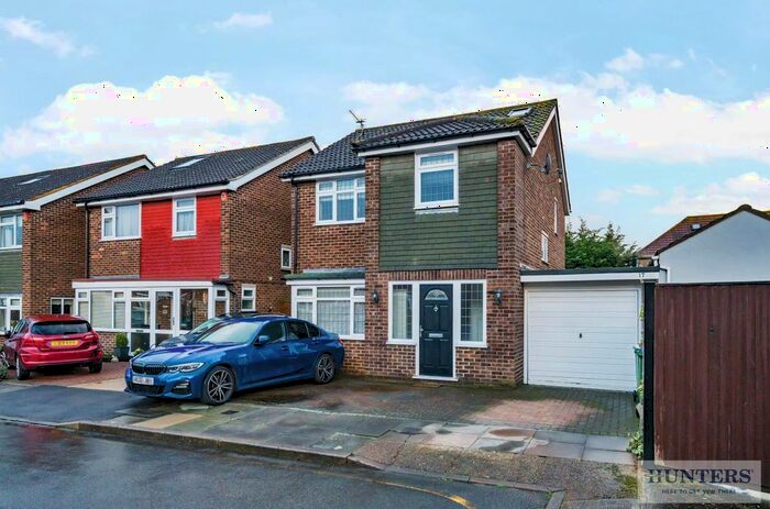 4 Bedroom Detached House For Sale In Randolph Close, Bexleyheath, DA7