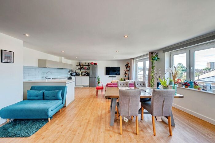 2 Bedroom Flat For Sale In Hereford Road, London, E3