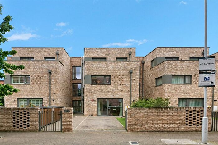 4 Bedroom Town House For Sale In Selbourne Avenue, Hounslow, TW3