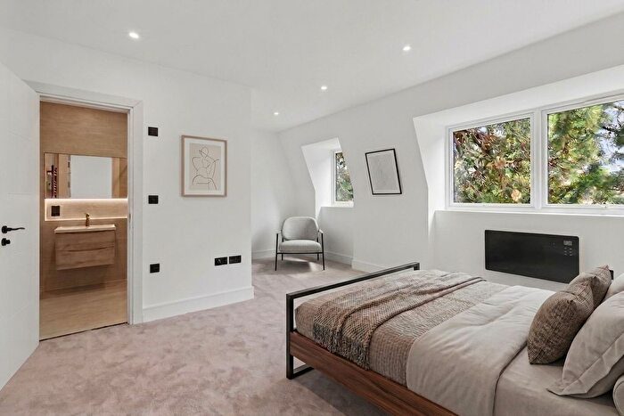 2 Bedroom Flat For Sale In Crown Gate, Church Road, KT10