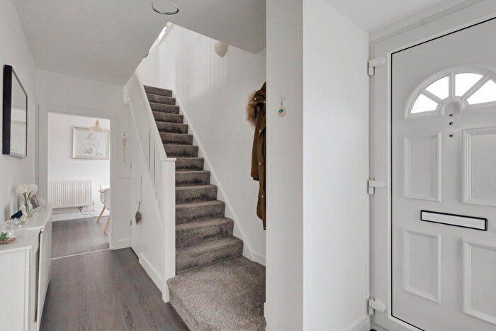 3 Bedroom Terraced House For Sale In Lodge Close, Rayleigh, SS6