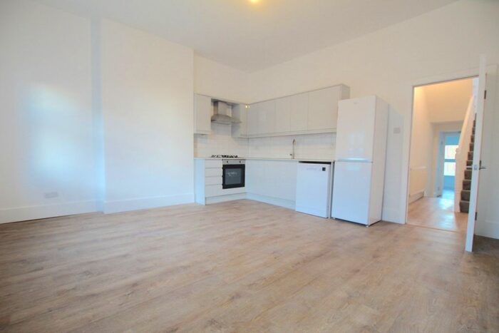 3 Bedroom Maisonette To Rent In High Road, East Finchley, London, N2