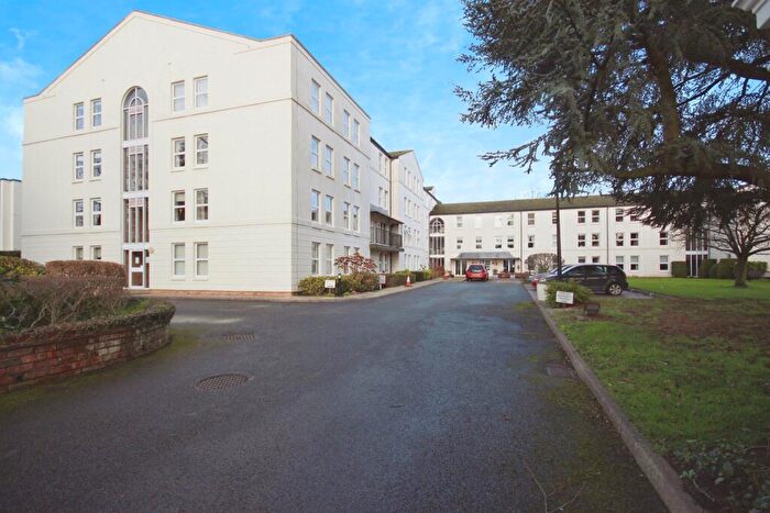 2 Bedroom Flat For Sale In Binswood Avenue, Leamington Spa, CV32