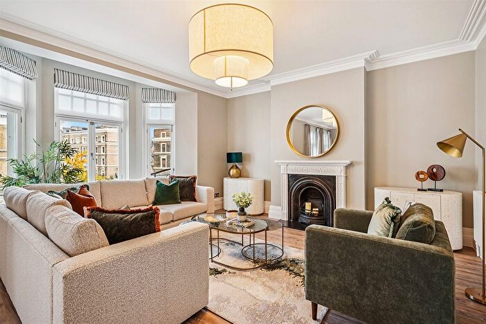 4 Bedroom Flat To Rent In Flat St George's Court, - Gloucester Road, London, SW7