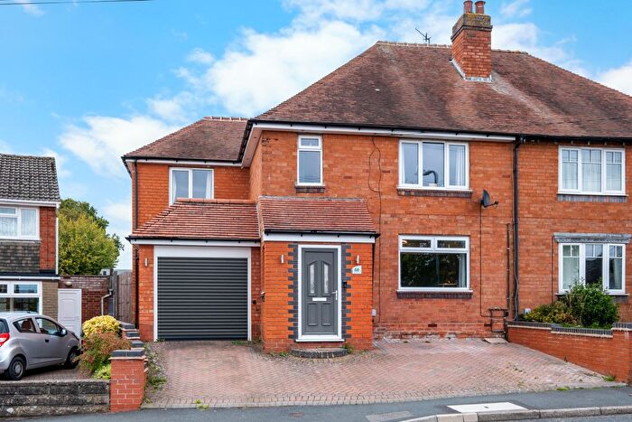 4 Bedroom Semi-detached House For Sale In Barley Mow Lane, Catshill, Bromsgrove, B61