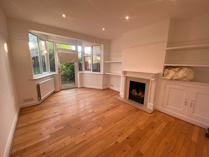 3 Bedroom Semi-Detached House To Rent In Worcester Park, K, KT4