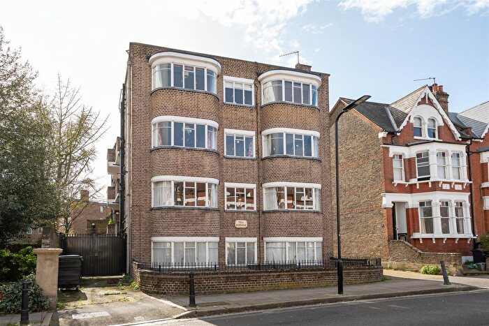 2 Bedroom Flat For Sale In Clissold Crescent, Stoke Newington, N16