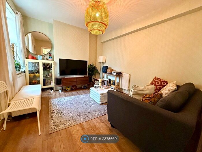 2 Bedroom Flat To Rent In Elder Gardens, London, SE27