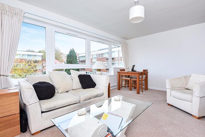 2 Bedroom Flat For Sale In Charmouth Court, Richmond, TW10