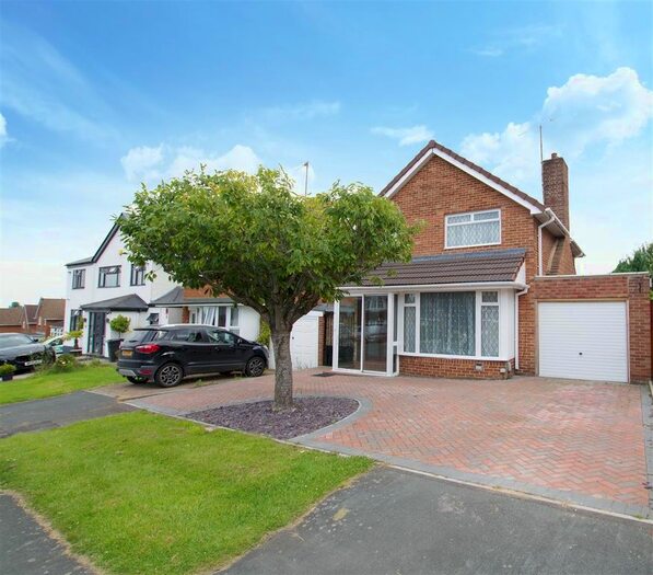 3 Bedroom Detached House To Rent In Windsor Road, Lawns, Swindon, SN3