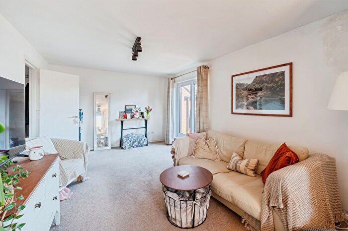 2 Bedroom Flat For Sale In Rownham Mead, Bristol, BS8