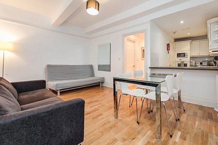 2 Bedroom Flat To Rent In Printers Inn Court, London, EC4A