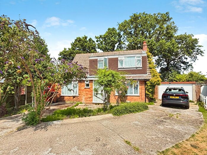 3 Bedroom Detached House For Sale In Robin Close, Ash Vale, Surrey, GU12
