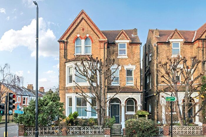2 Bedroom Flat To Rent In Cavendish Road, Clapham, London, SW12