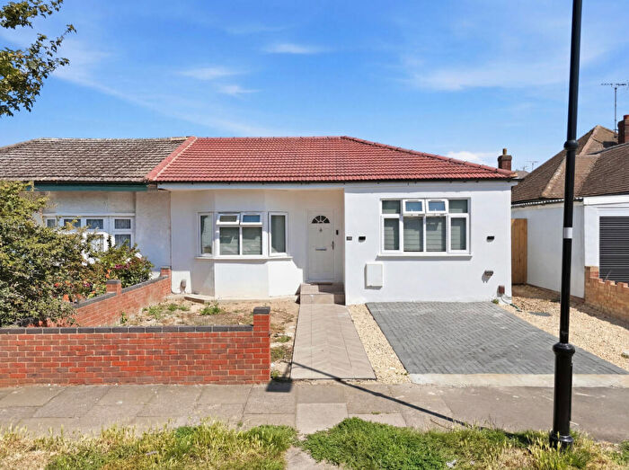 3 Bedroom Detached Bungalow For Sale In Shakespeare Avenue, Westcliff-on-sea, SS0