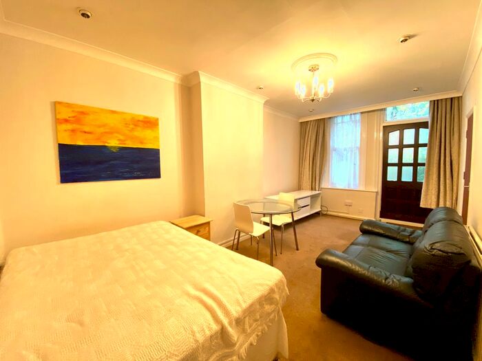 Studio To Rent In Torrington Park, London N12