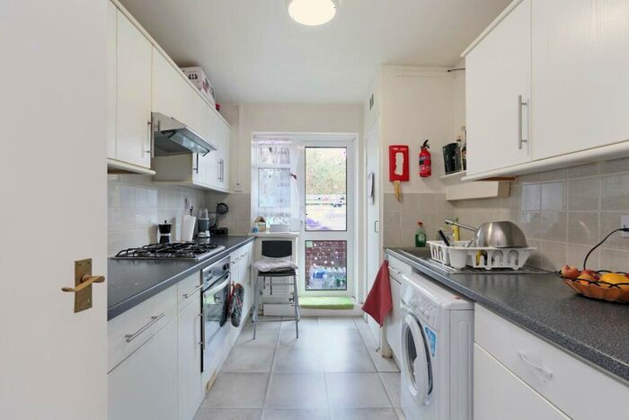 2 Bedroom Flat For Sale In Glazebrook Close, London, SE21