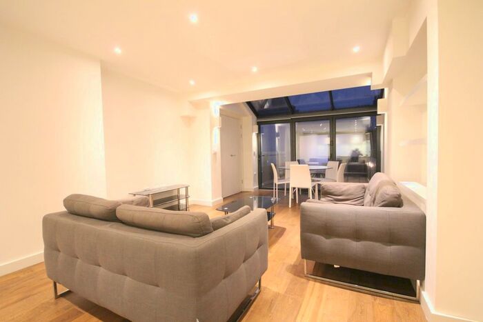 3 Bedroom Flat To Rent In Baker Street, Marylebone, W1U