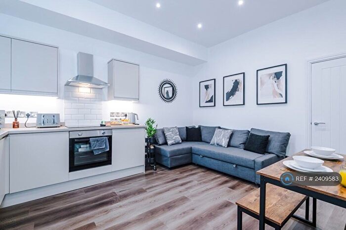 2 Bedroom Flat To Rent In Grimshaw Lane, Manchester, M40