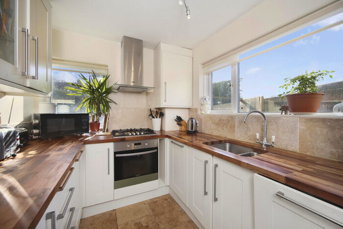 2 Bedroom Flat To Rent In Leavesden Road, Weybridge, KT13