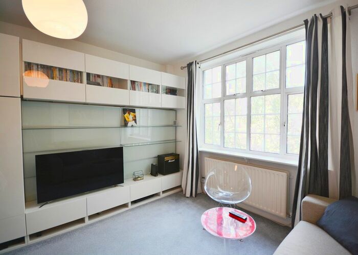 Studio To Rent In Kensington High Street, London, W14