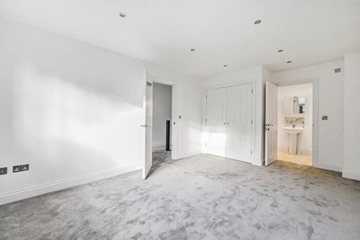 5 Bedroom House To Rent In Oaks Avenue London, SE19
