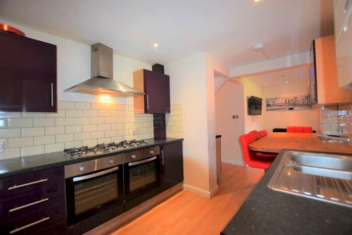 6 Bedroom Semi-Detached House To Rent In Bed Student House - Knight Avenue, CT2