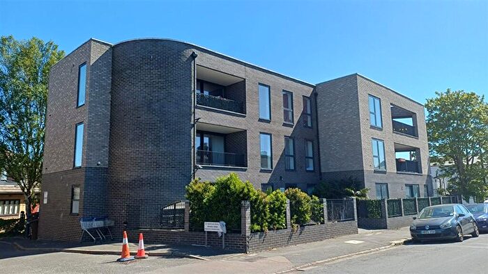 2 Bedroom Flat For Sale In Bensham Grove, Thornton Heath, CR7