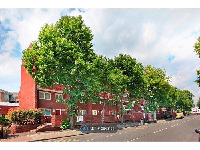 3 Bedroom Flat To Rent In Witchwood House, London, SW9