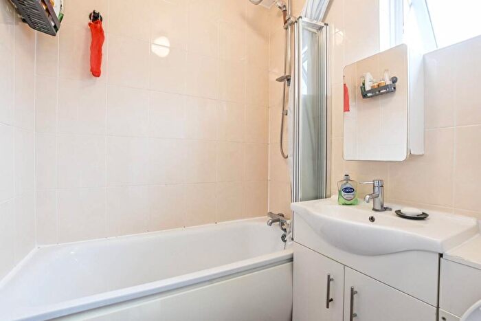 1 Bedroom Bungalow For Sale In Cornford Grove, Balham, London, SW12