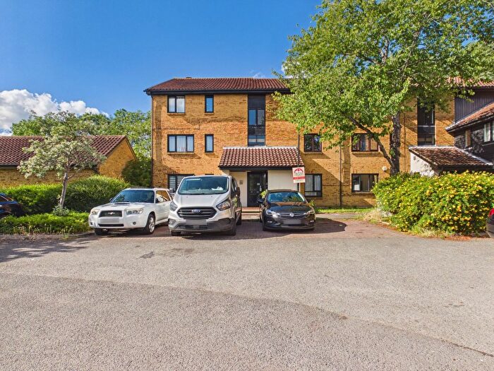 1 Bedroom Flat For Sale In Tanglewood Way, Feltham, TW13