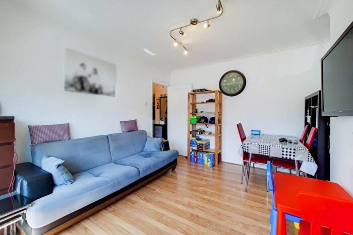 2 Bedroom Apartment To Rent In Manor Court, York Way, Whetstone, N20