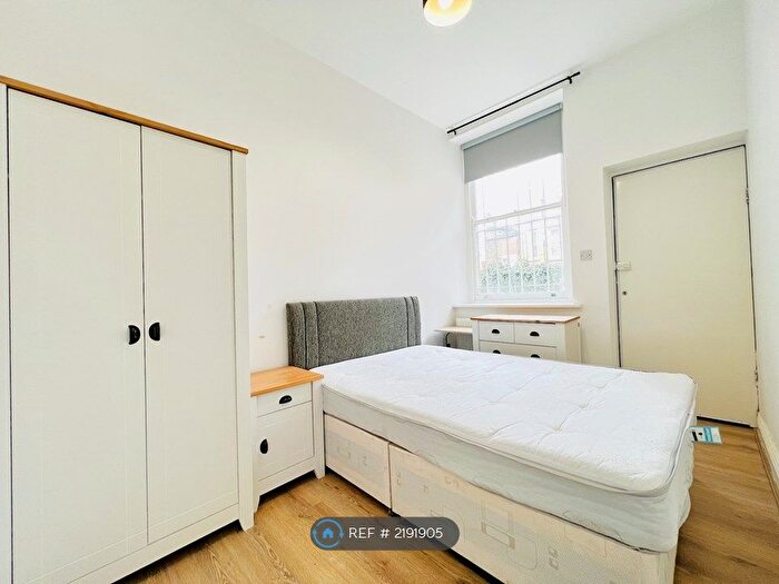 2 Bedroom Flat To Rent In Rosslyn House, London, SW2