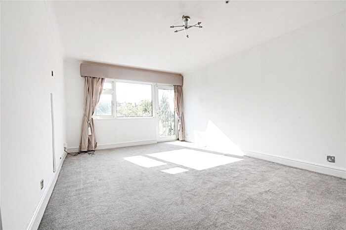 3 Bedroom Flat To Rent In Culloden Road, Enfield, EN2