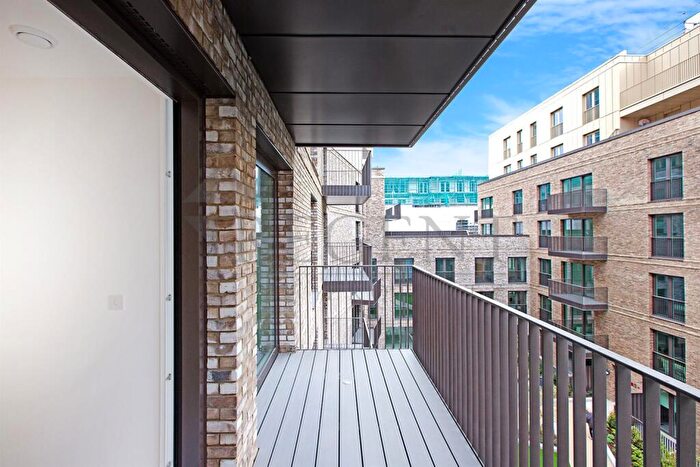 2 Bedroom Apartment To Rent In Georgette Apt, Tower Hamlets, E1