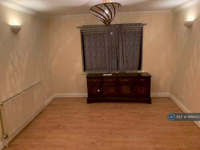 2 Bedroom Flat To Rent In Berry Close, London, N21