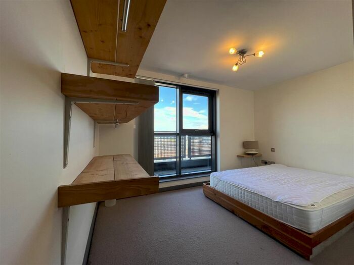 2 Bedroom Flat To Rent In Queens Court, Queens Dock Avenue, Hull, HU1