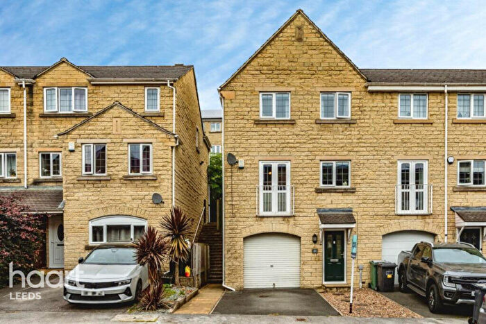 3 Bedroom Town House For Sale In Prospect Road, Huddersfield, HD3
