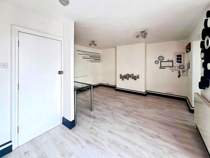 1 Bedroom Flat For Sale In Kingston Road, Epsom, KT19