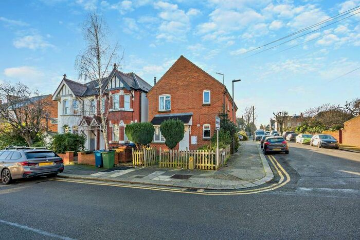 Flat To Rent In Hide Road, HA1