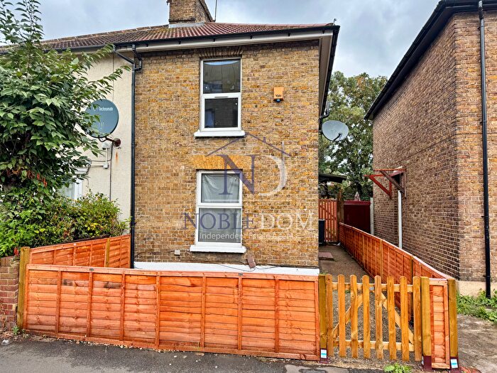 3 Bedroom Semi-Detached House To Rent In Hounslow, TW3